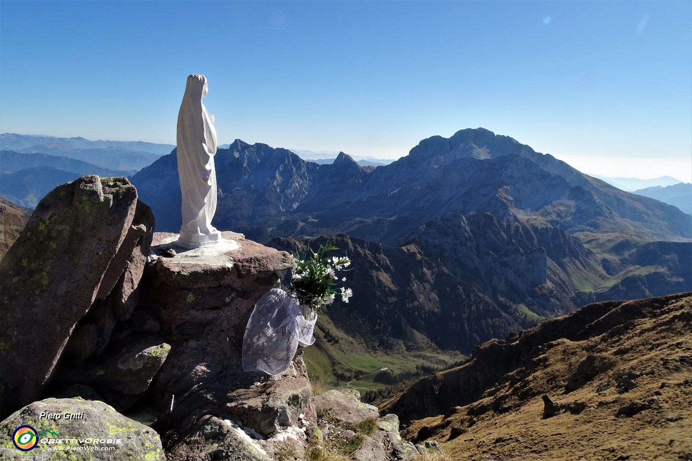 50 Alla Madonnina del Pietra Quadra (2356 m) con vista in Arera.JPG